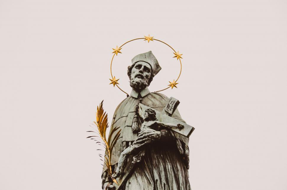 Free Image of Statue with face obscured by digital glitch 