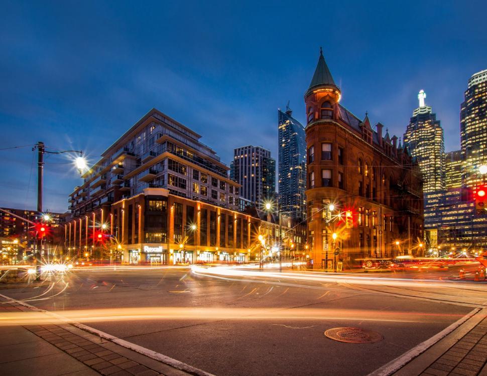 Free Image of Twilight city scene with historic building and traffic 