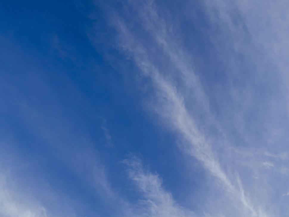 Free Image of Blue sky with soft white cloud patterns 