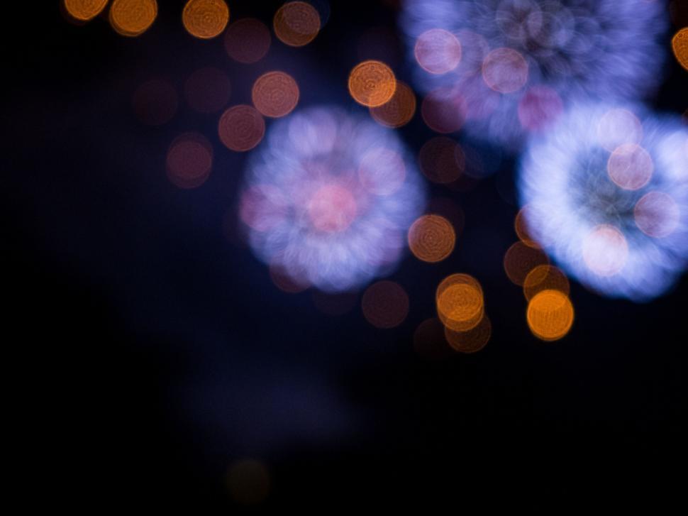 Free Image of Bokeh effect of fireworks in night sky 