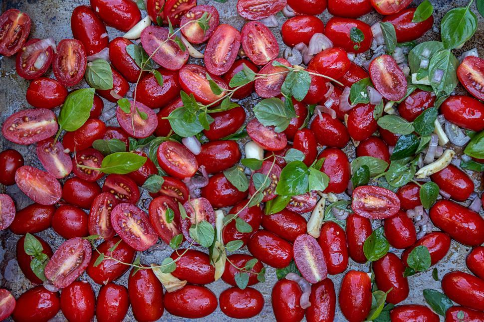 Free Image of Juicy halved tomatoes with garlic and basil 