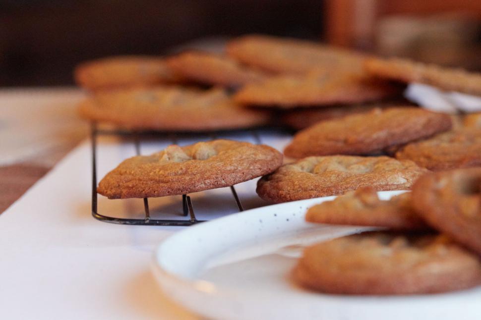 Free Image of Close-up of homemade cookies on a wire rack 