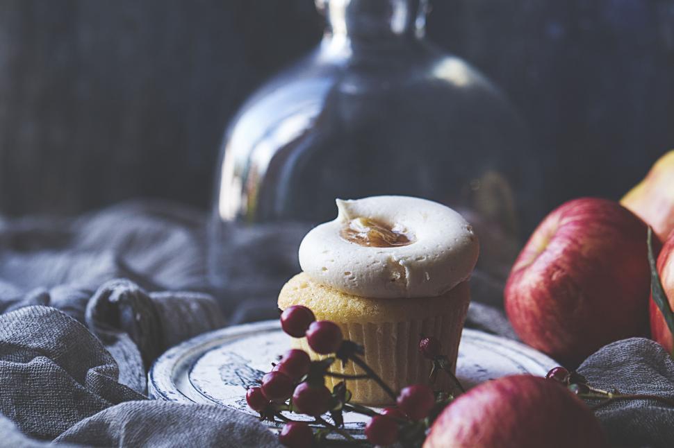 Free Image of Cupcake with fall decorations and fruits 