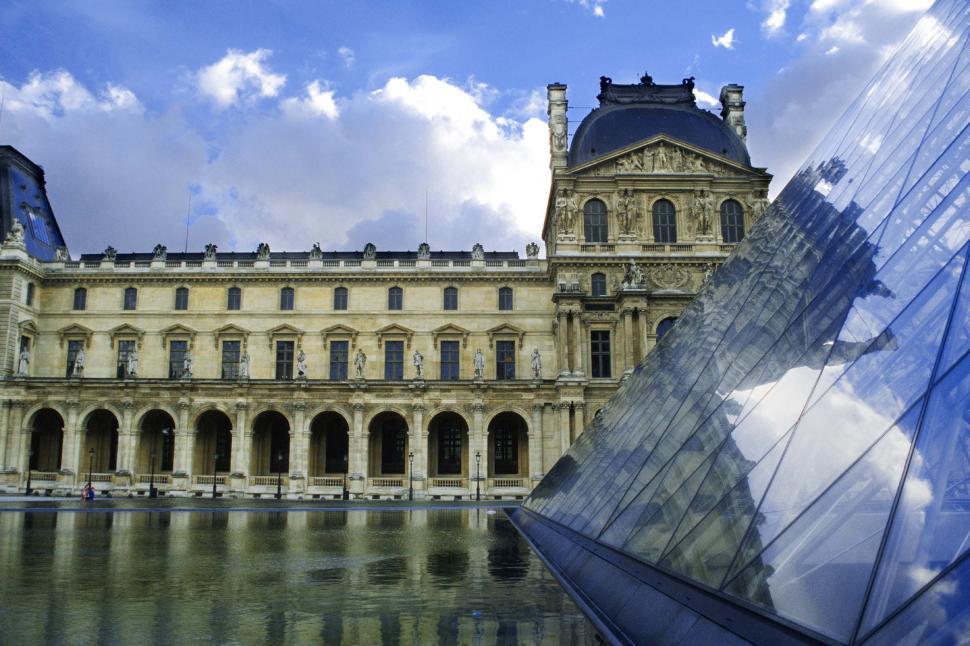 Free Image of The Louvre museum 