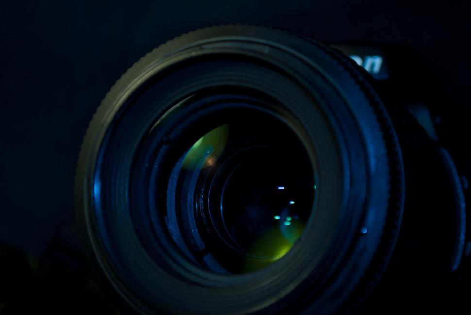 Free Image of Camera lens focusing in the dark 
