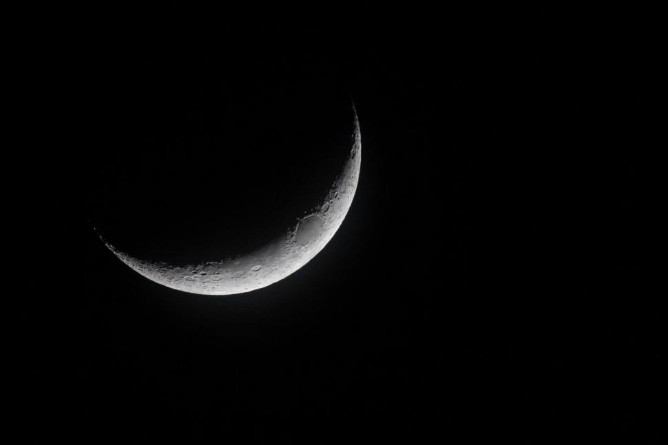 Free Image of Crescent moon isolated against dark sky 