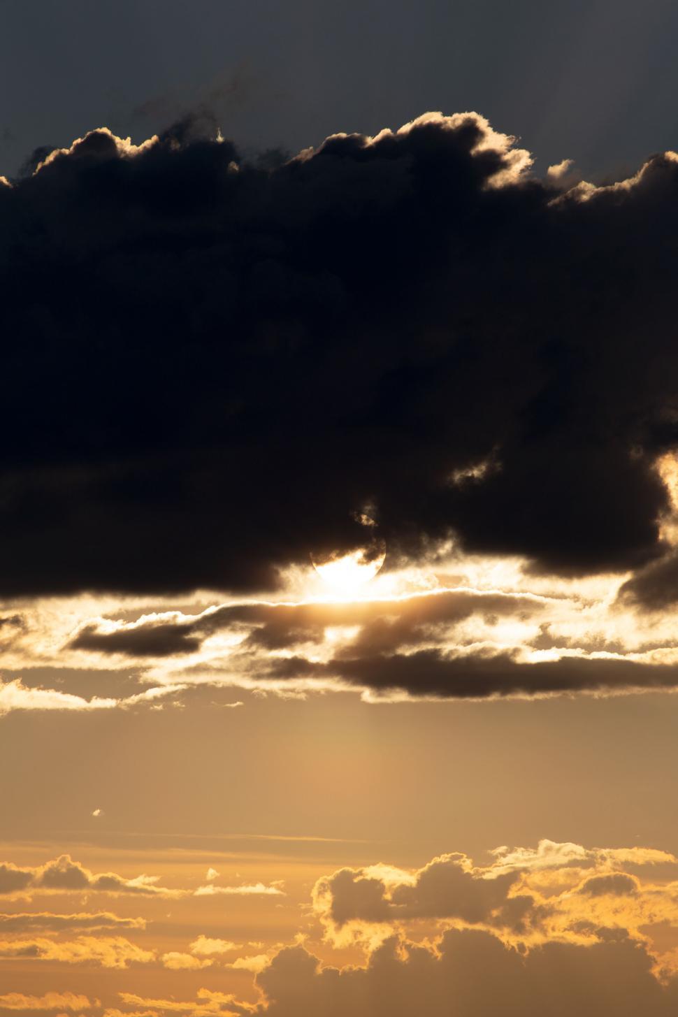 Free Image of Dramatic clouds obscuring the sun 
