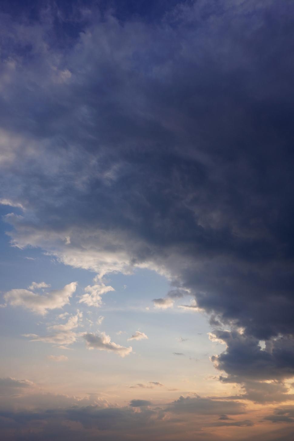 Free Image of Dramatic cloudscape during a vibrant sunset 