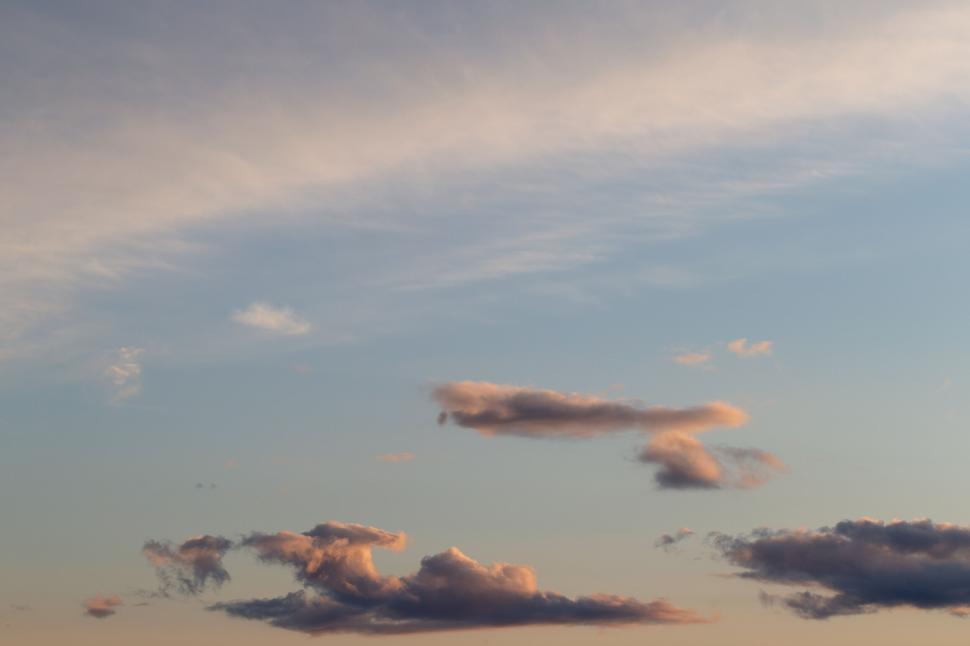 Free Image of Pastel sky with soft cloud formations 