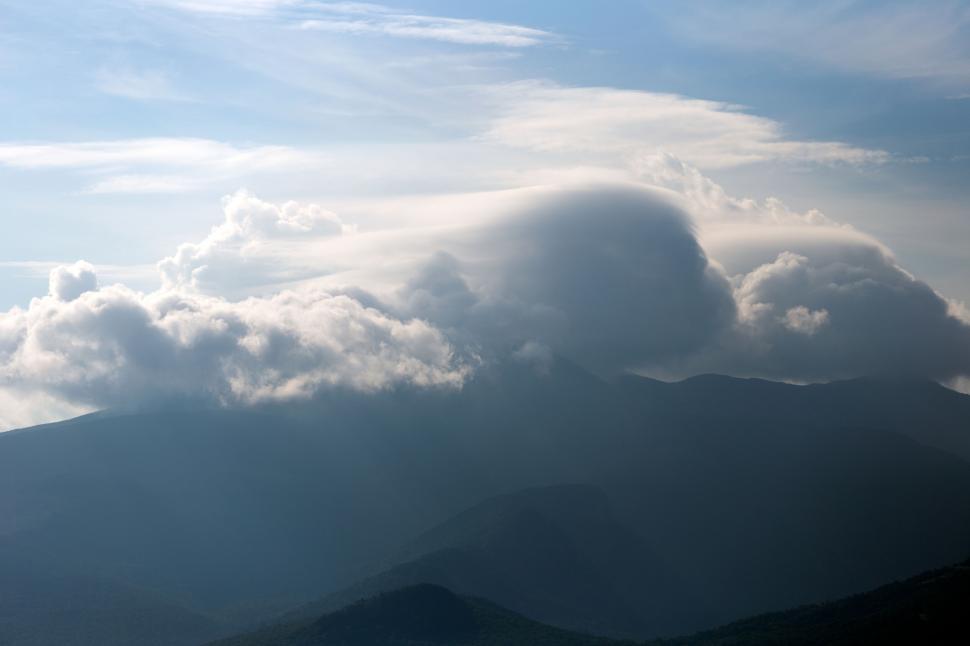 Free Image of Majestic cloudscape over tranquil mountains 