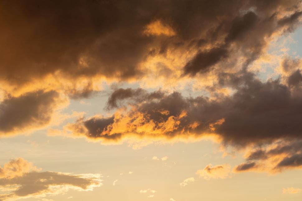 Free Image of Cloudy sky at dusk with dramatic lighting 