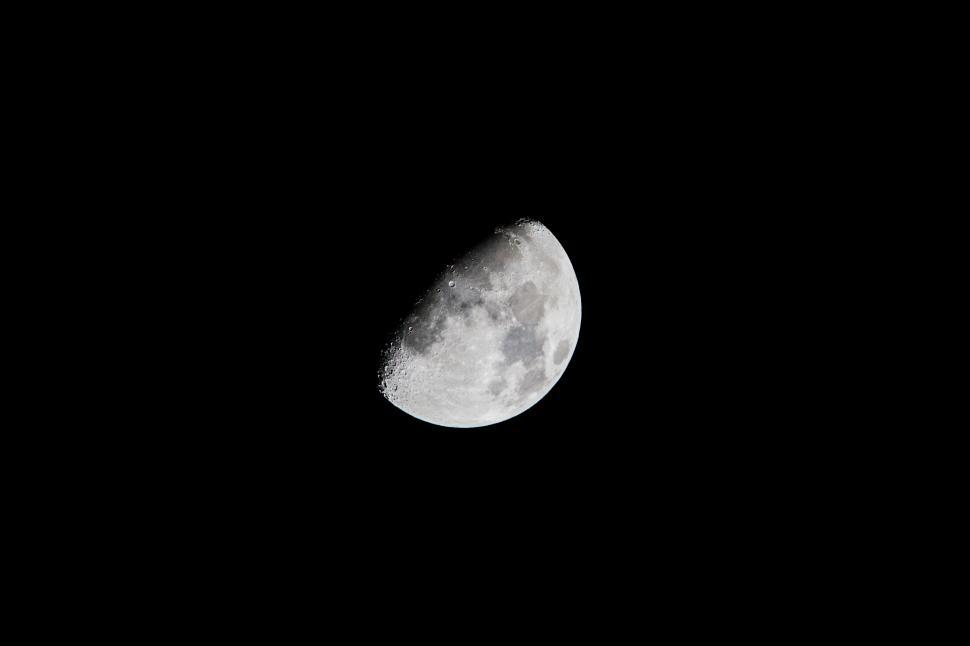 Free Image of High-resolution image of the lunar surface 
