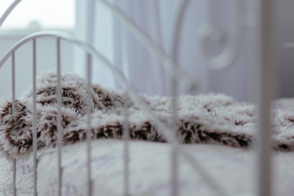 Free Image of Cozy bedroom with fluffy blanket on bed 