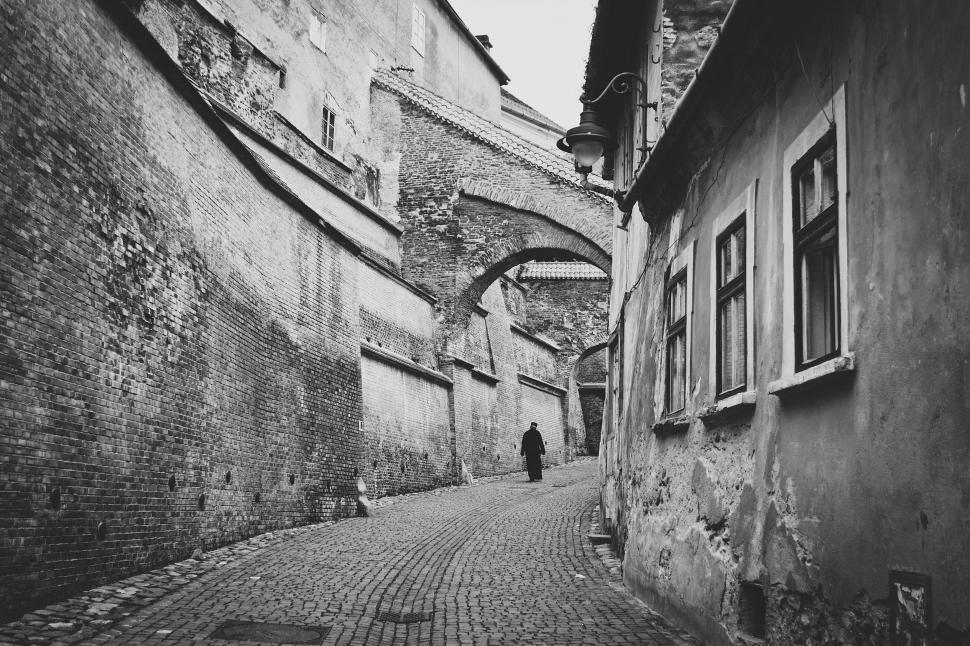 Free Image of Vintage black and white alleyway scene 