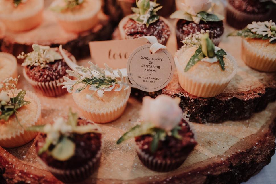 Free Image of Elegant cupcakes decorated with flowers 