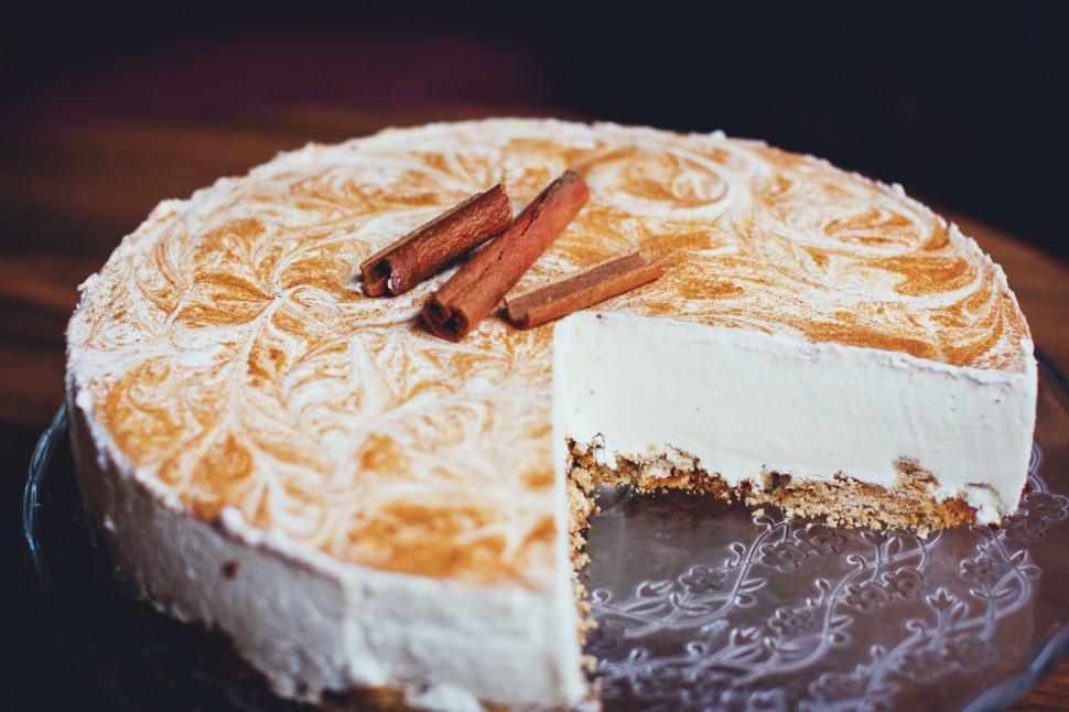 Free Image of Homemade cinnamon cheesecake view 