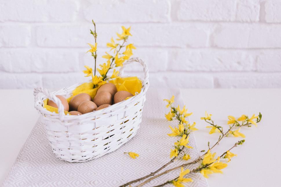 Free Image of Easter basket with eggs and yellow flowers 