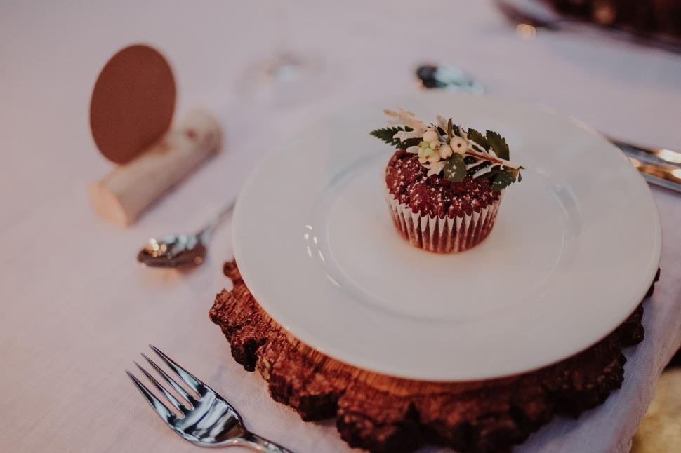 Free Image of Elegant dessert presentation on rustic setup 
