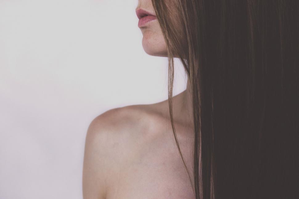 Free Image of Elegant woman with bare shoulders 