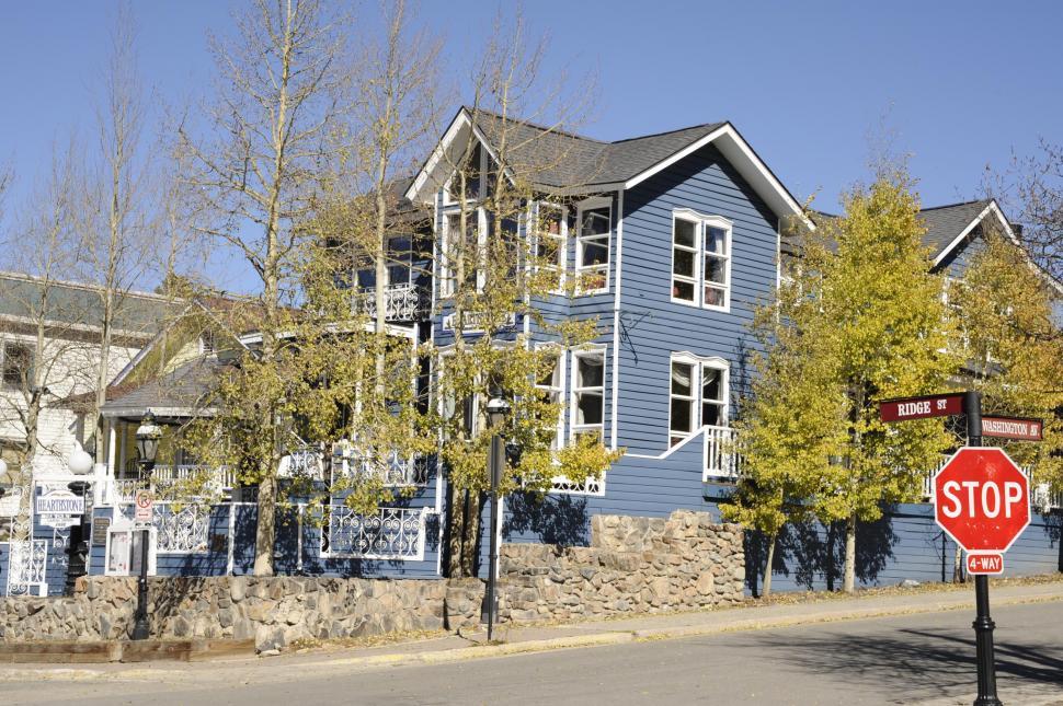 Free Image of Exterior View of road side house  