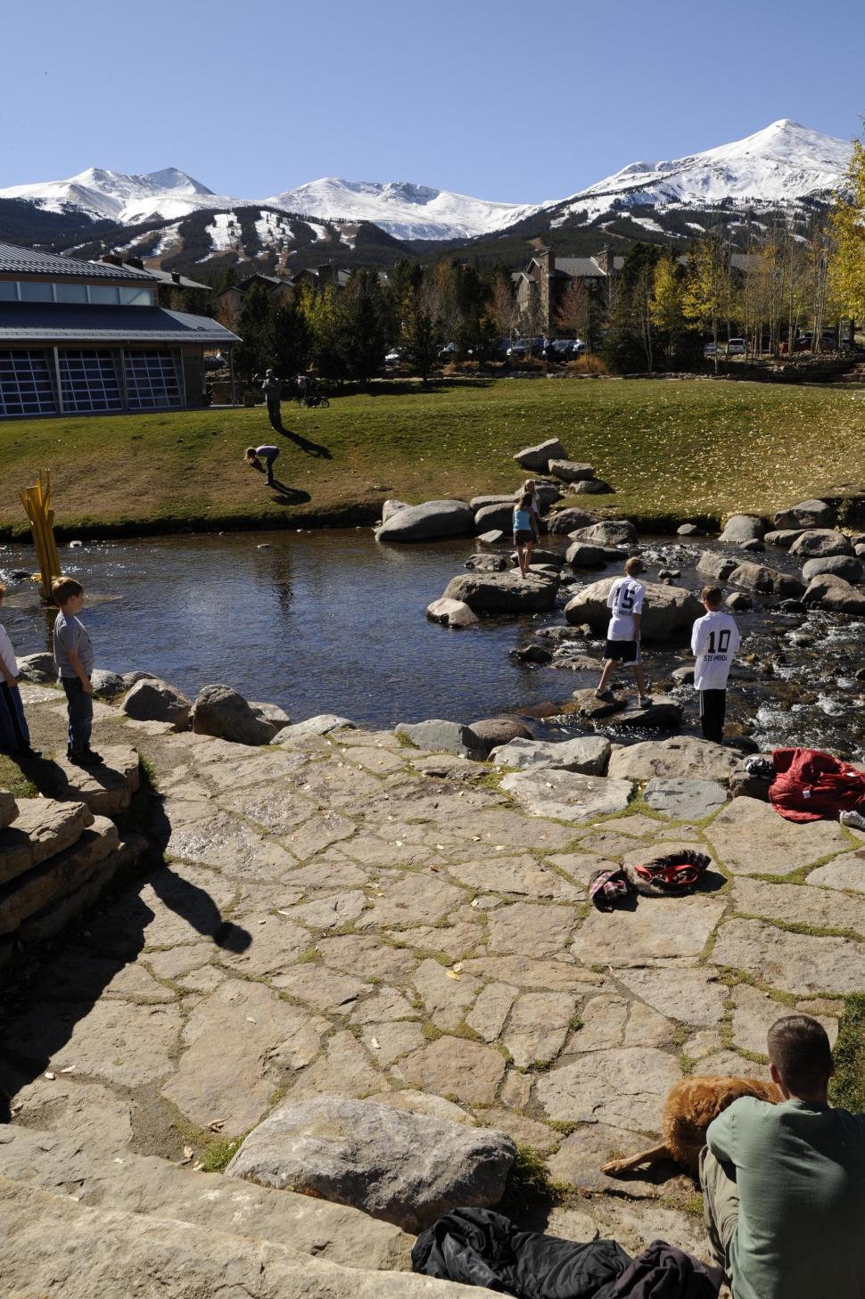 Free Image of Pond surrounded by snowy mountains  