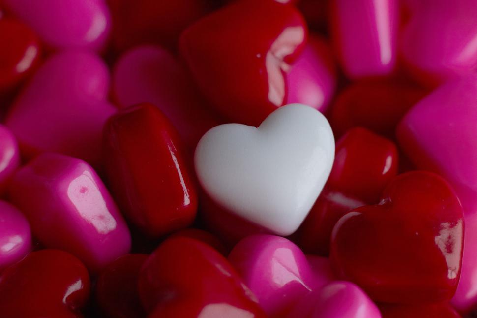 Free Image of White heart among red hearts background 