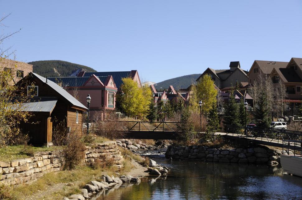 Free Image of View of houses with bridge over lake 