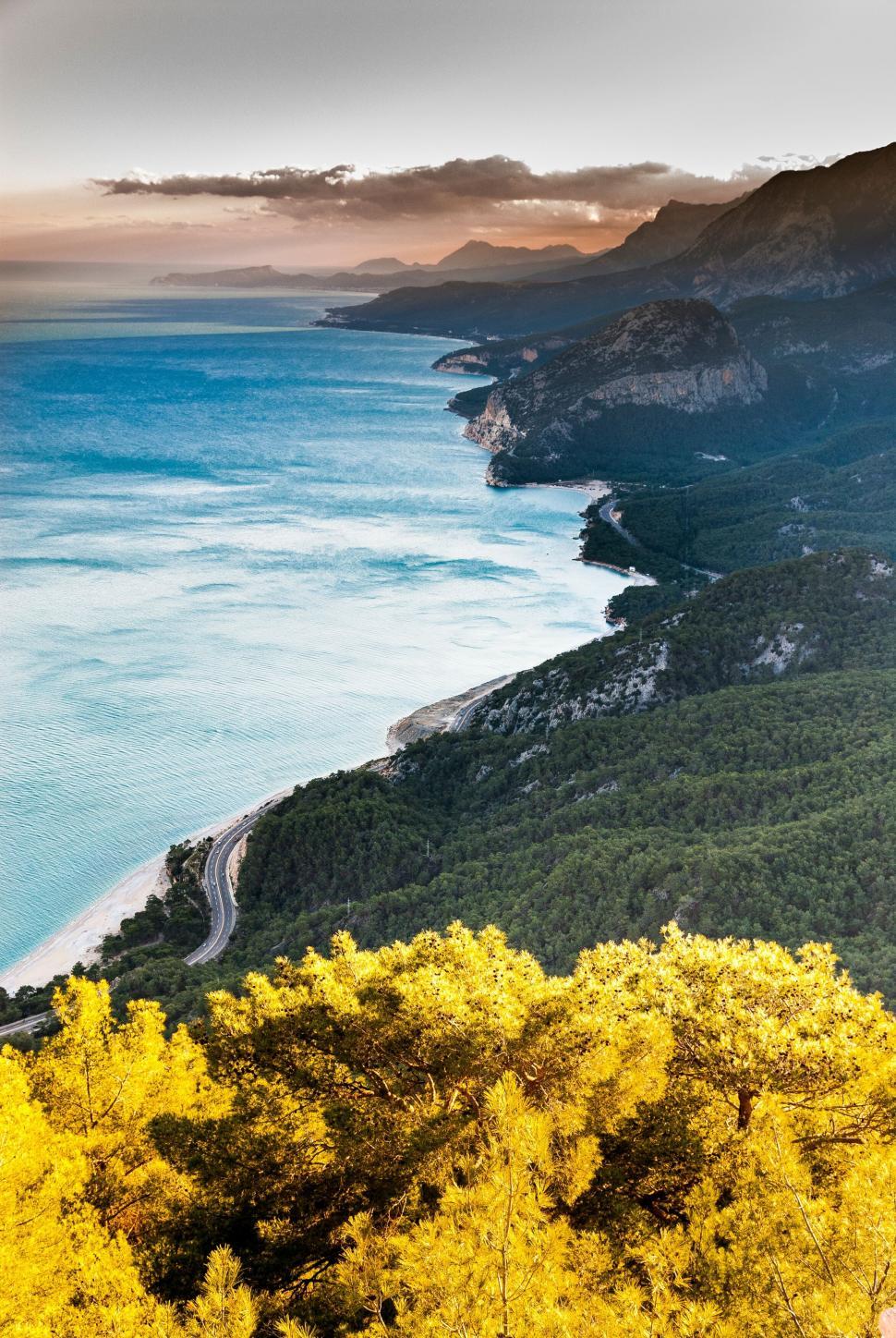 Free Image of Breathtaking coastal landscape during sunset 