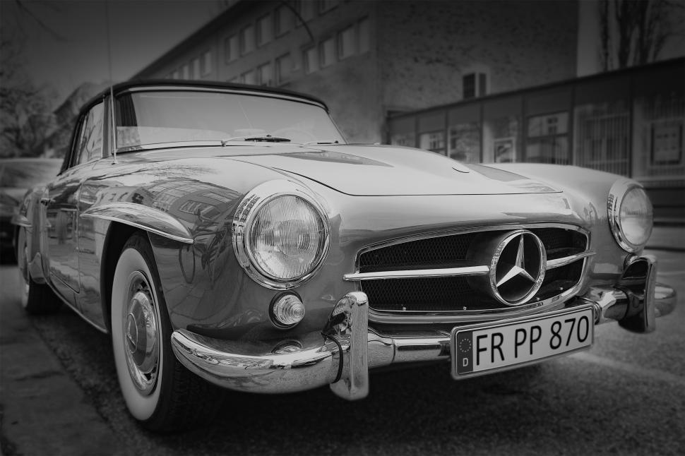 Free Image of Classic Mercedes Benz in grayscale 