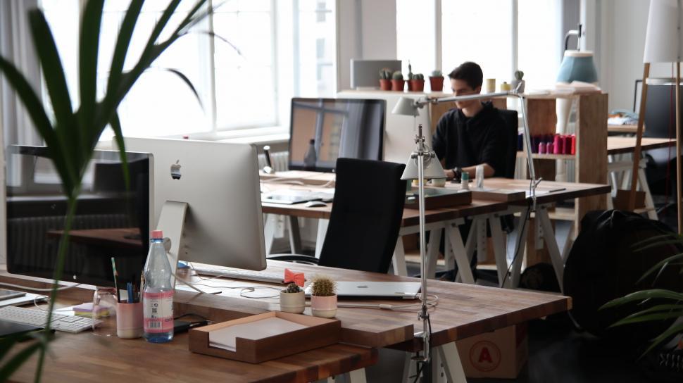 Free Image of Modern office space with creative setup 