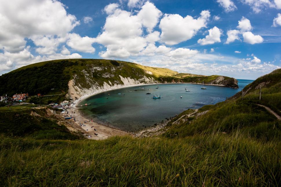 Free Image of Picturesque bay with boats and cliffs 