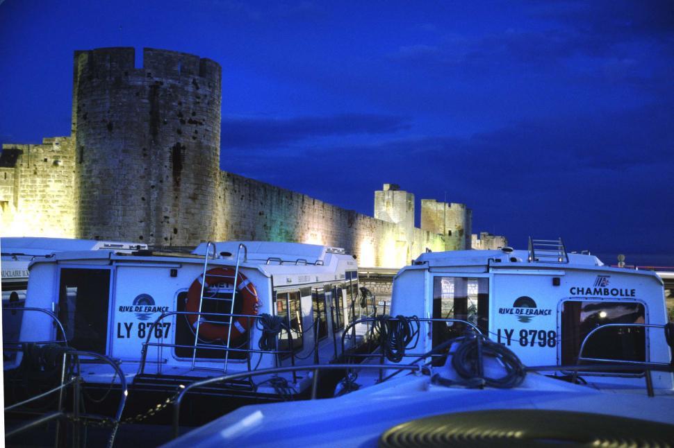 Free Image of Boat and Castle 