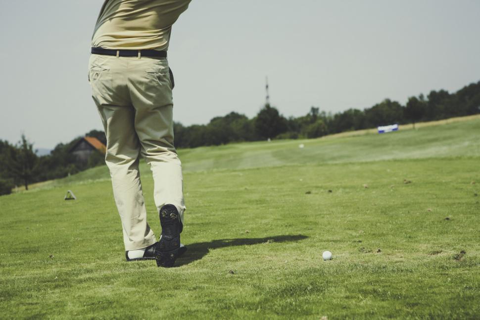 Free Image of Golfer ready to swing on a sunny day 