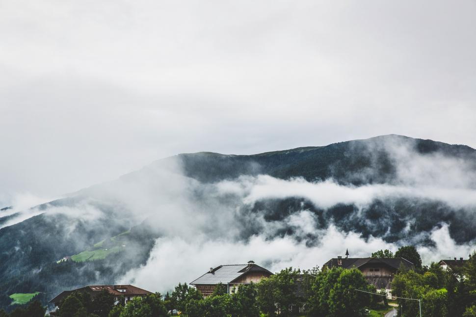 Free Image of Fog enshrouded mountains with houses 