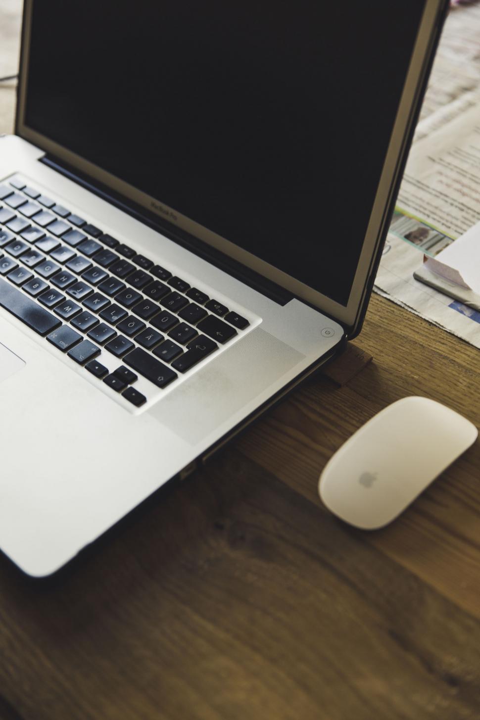 Free Image of Laptop with black screen and mouse on desk 