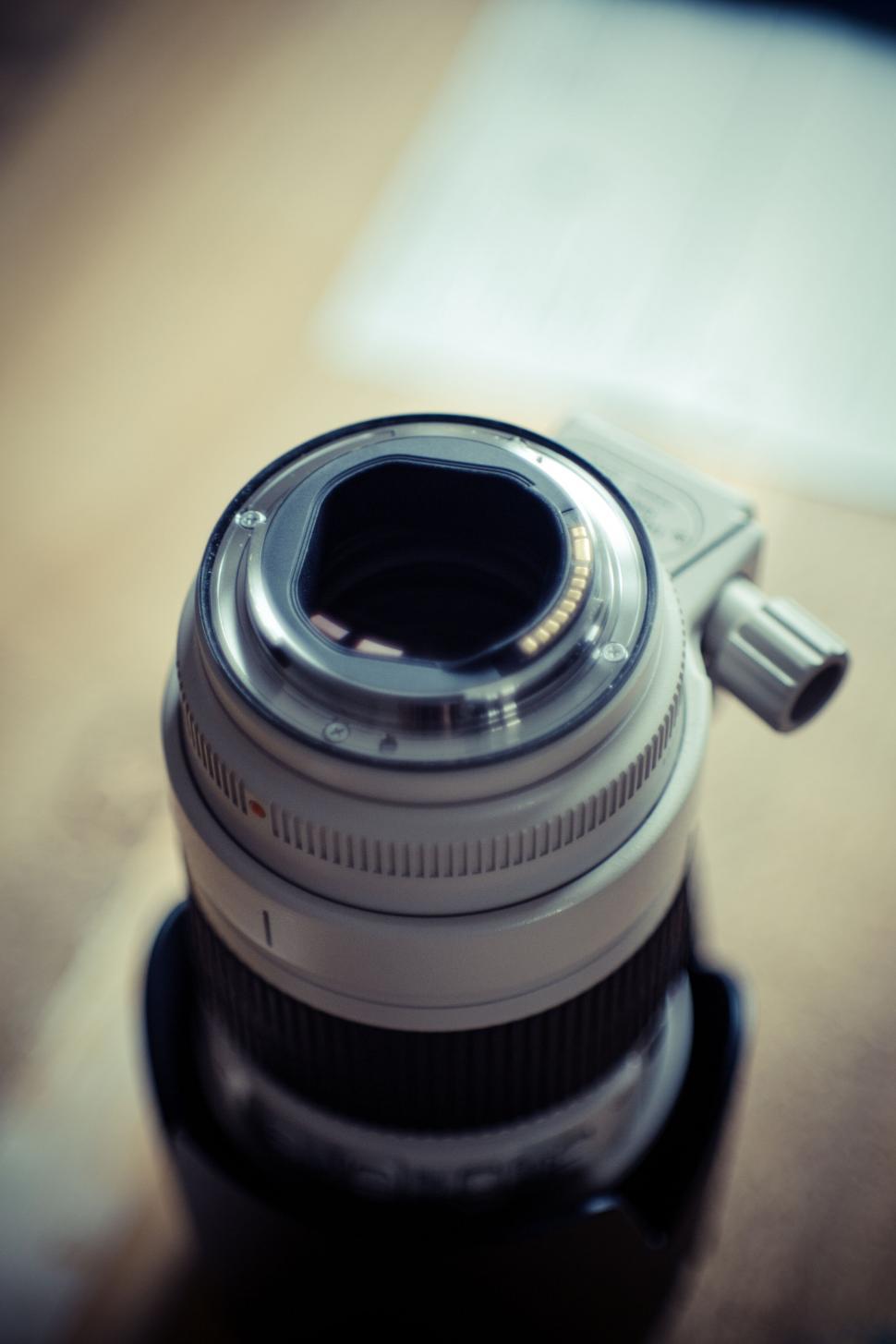 Free Image of Camera lens up close with blurred background 