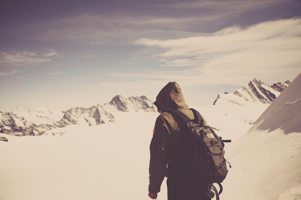 Free Image of Solitary hiker against a snowy backdrop 