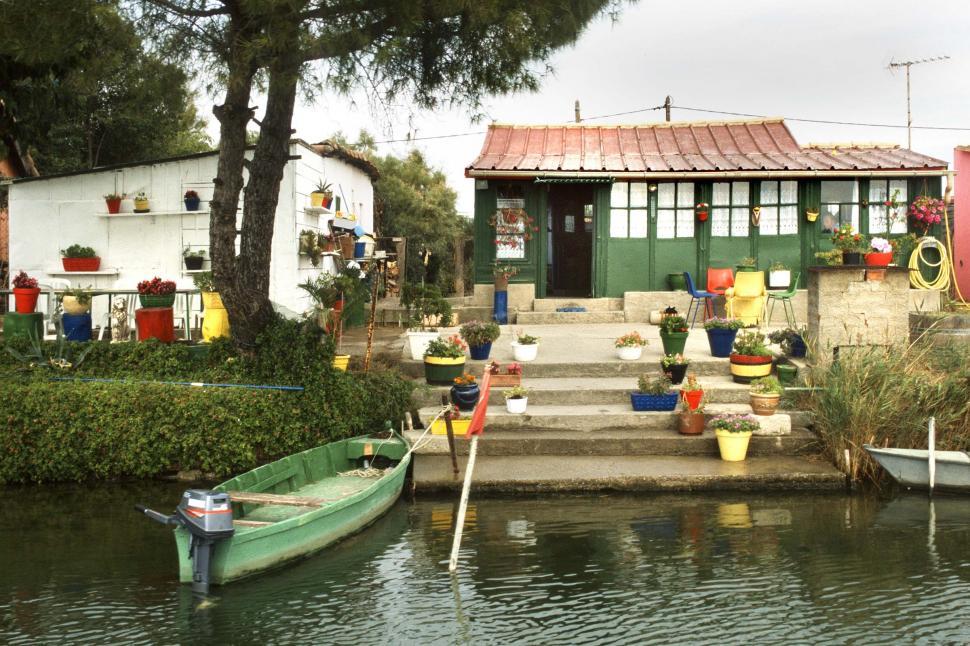 Free Image of Canal house 