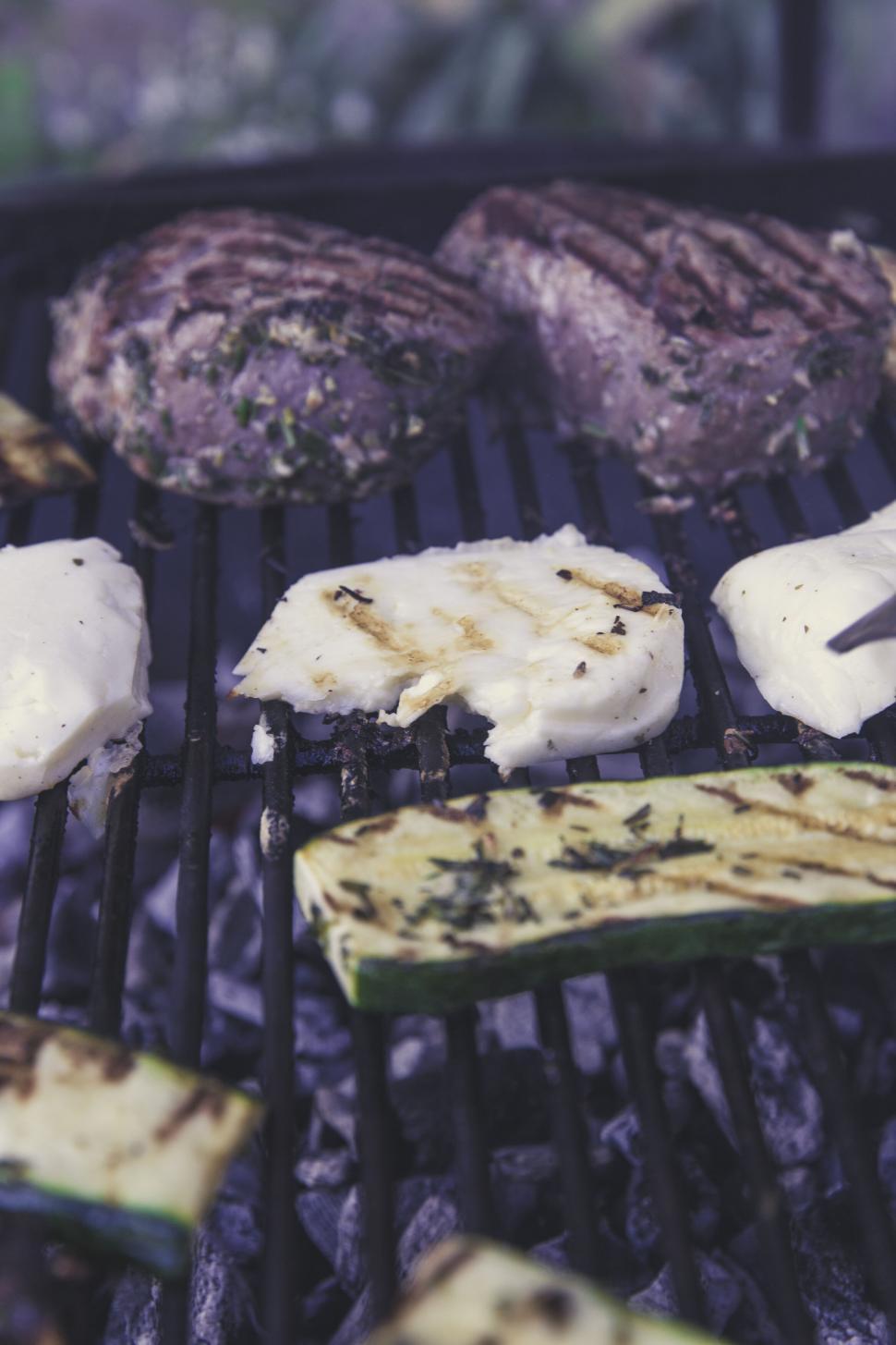 Free Image of Barbecue with meats and vegetables 