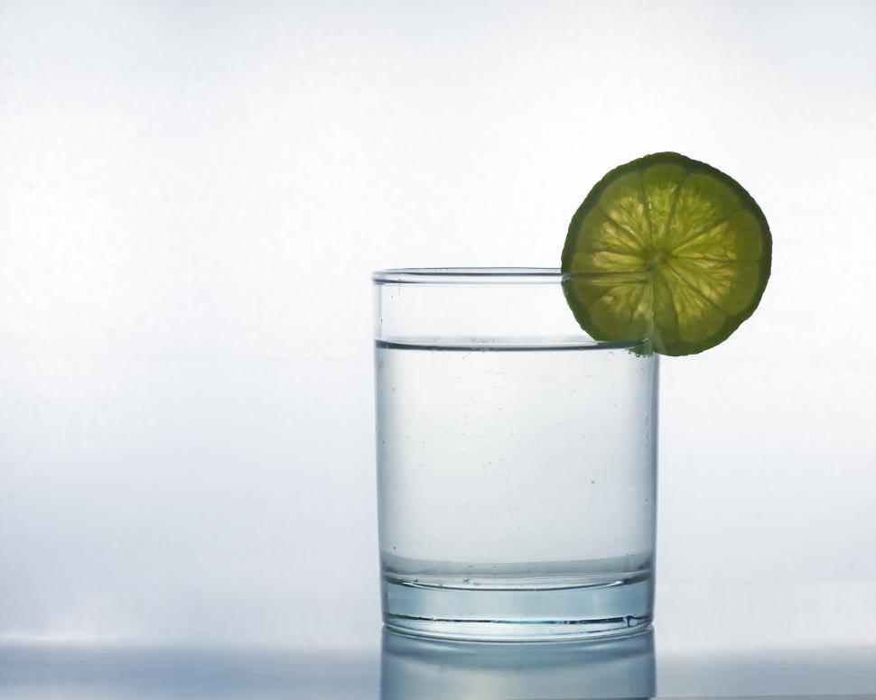 Free Image of Glass with lime 