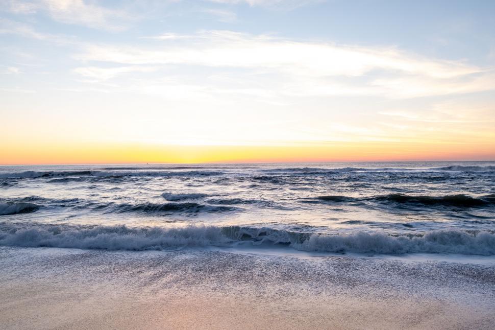 Free Image of Tranquil beach sunset with waves and horizon 