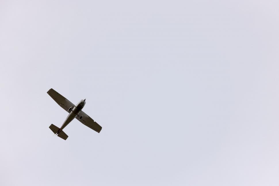 Free Image of Single-engine airplane flying in the sky 