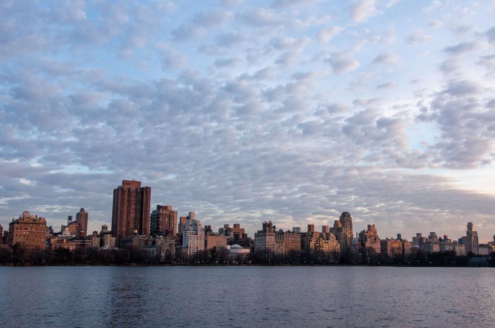Free Image of City skyline across the water at dusk 