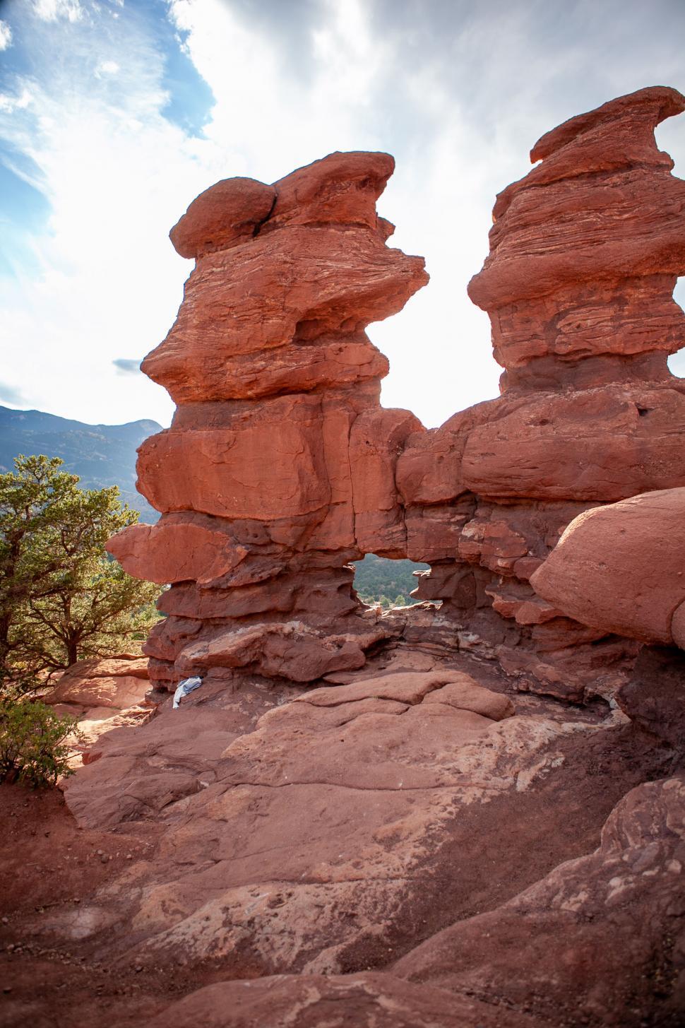Free Image of Iconic red rock formations in desert landscape 
