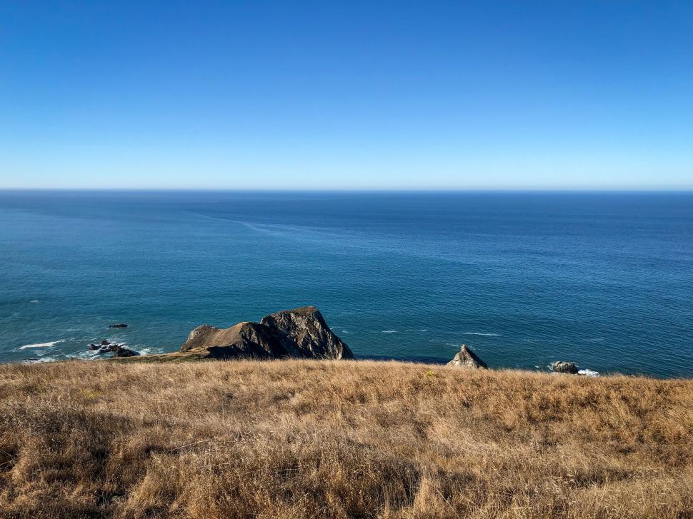Free Image of Cliffside coastal view with blue ocean 