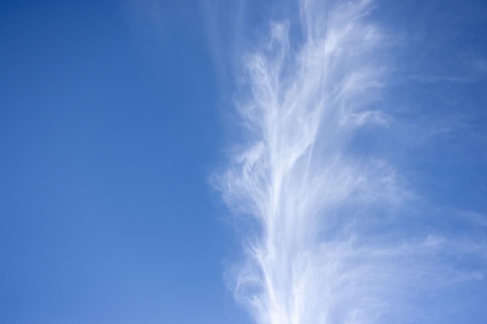 Free Image of Wispy clouds in a vivid blue sky 