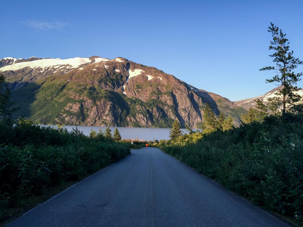 Free Image of Scenic road leading to a mountain lake 
