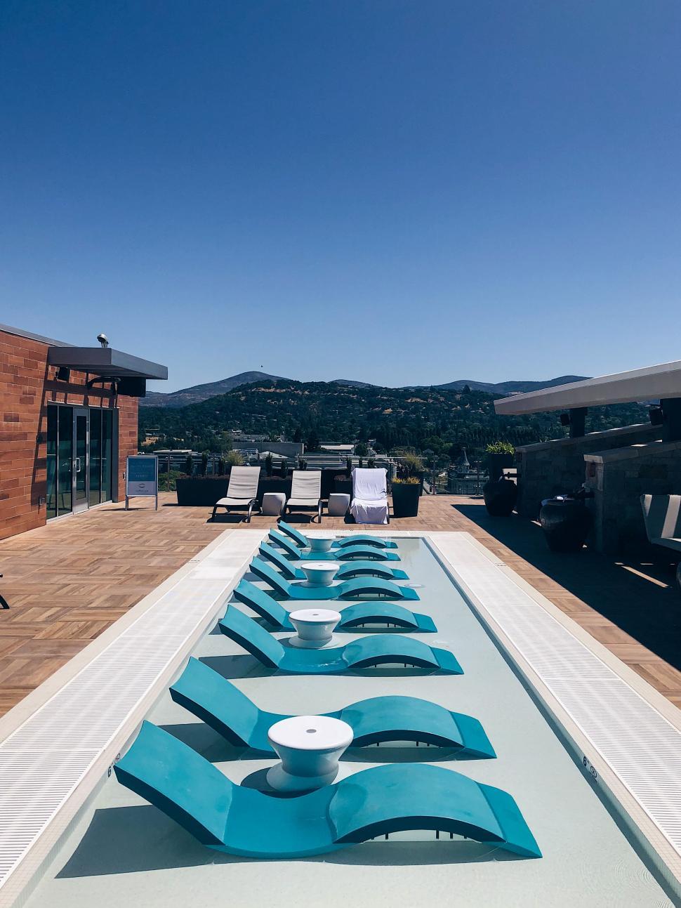 Free Image of Luxury poolside lounging setup with view 