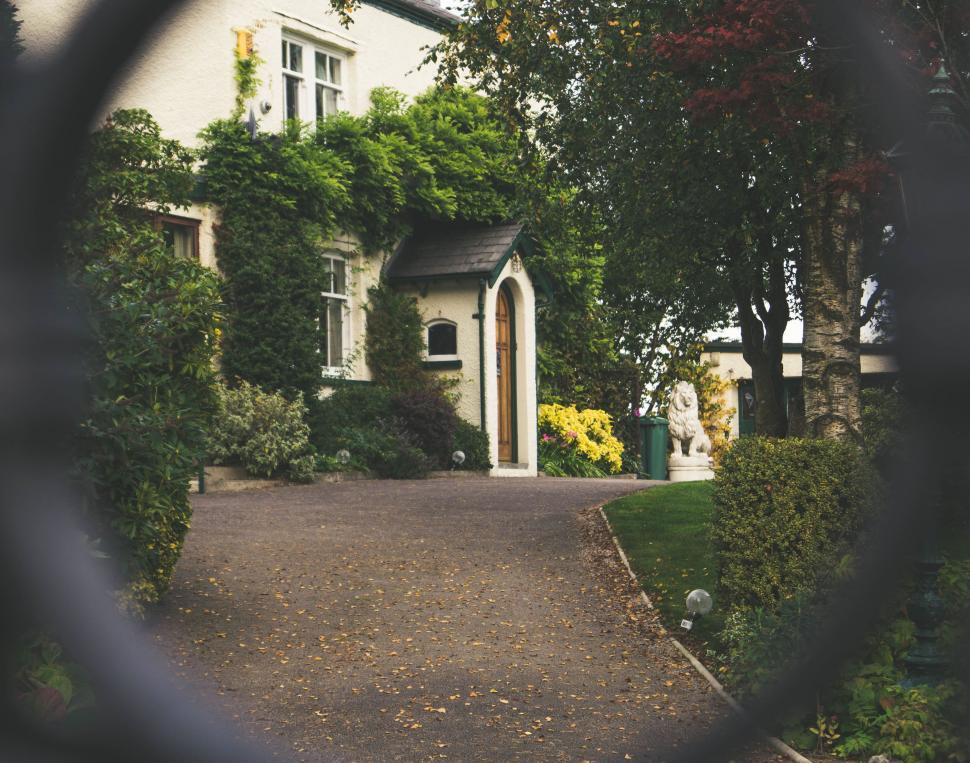 Free Image of Quaint home with a lush garden ambiance 