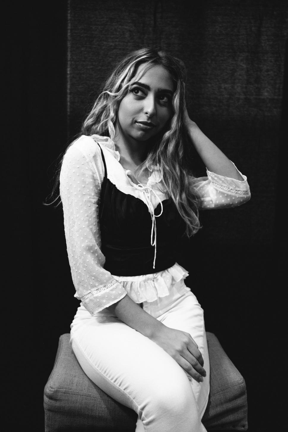 Free Image of Elegant woman in chic attire 
